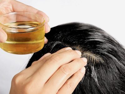 Massage dầu và ủ tóc bằng dầu dừa là cách để chăm tóc sóc rụng đúng cách