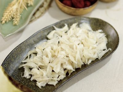 Chân yến tinh chế của Kim's Nest được tách ra trong quá trình Kim's làm yến tinh chế nguyên tổ