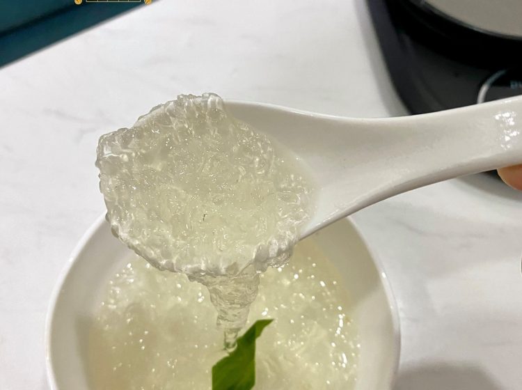 Yến chưng ăn liền Kim's Nest đổ ra chén